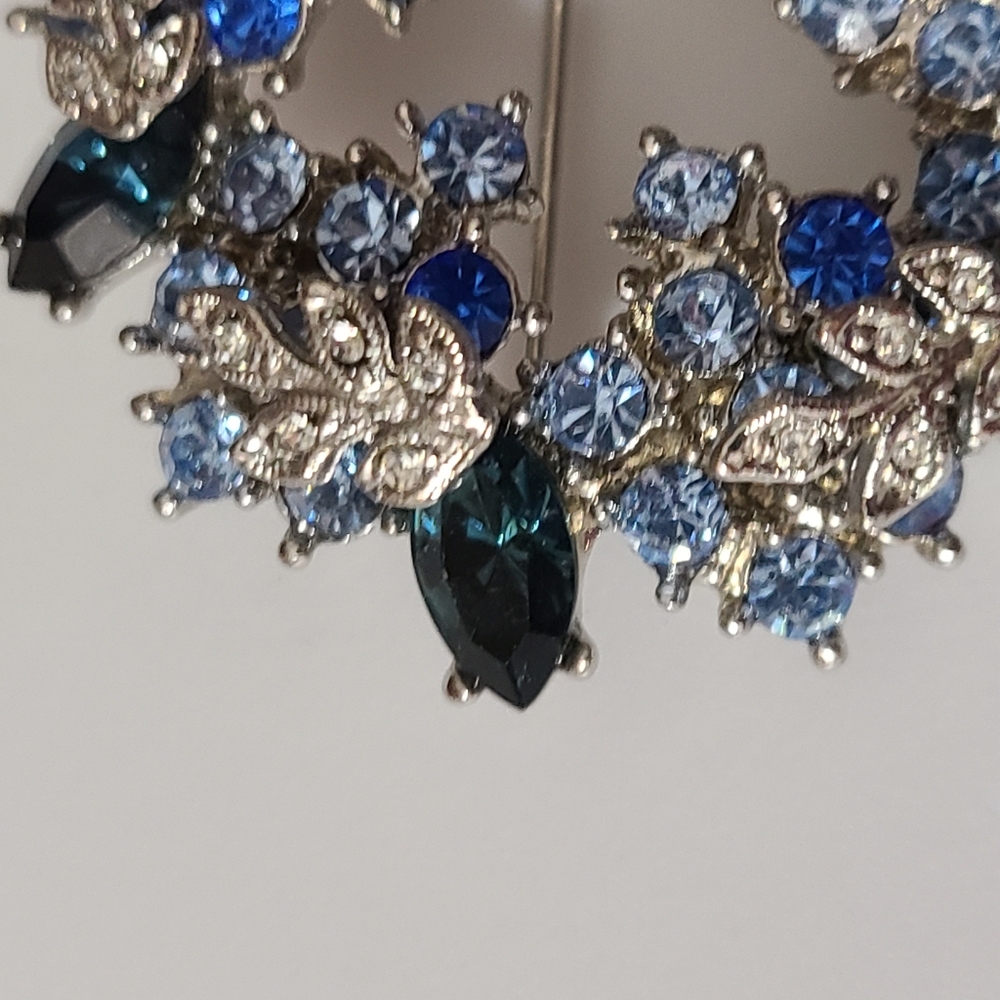 Vintage Blue Silver Rhinestone 3D Wreath Round Brooch Leafs Estate Vtg Euc - Picture 3 of 9